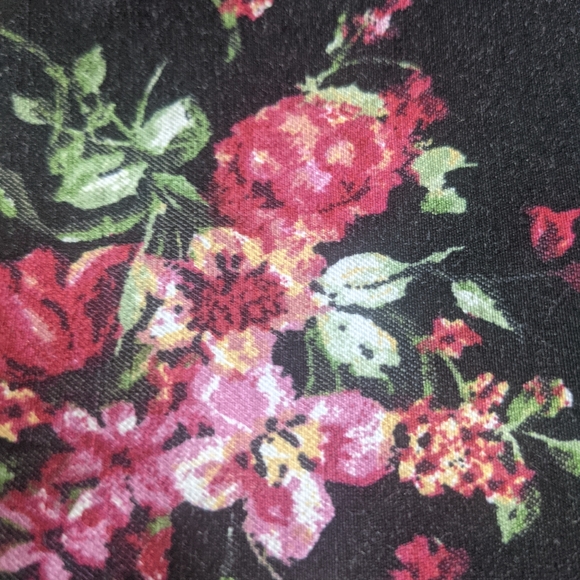 AVENUE SZ 18 BLACK FLORAL STRETCH WAIST CAPRIS - Picture 3 of 5